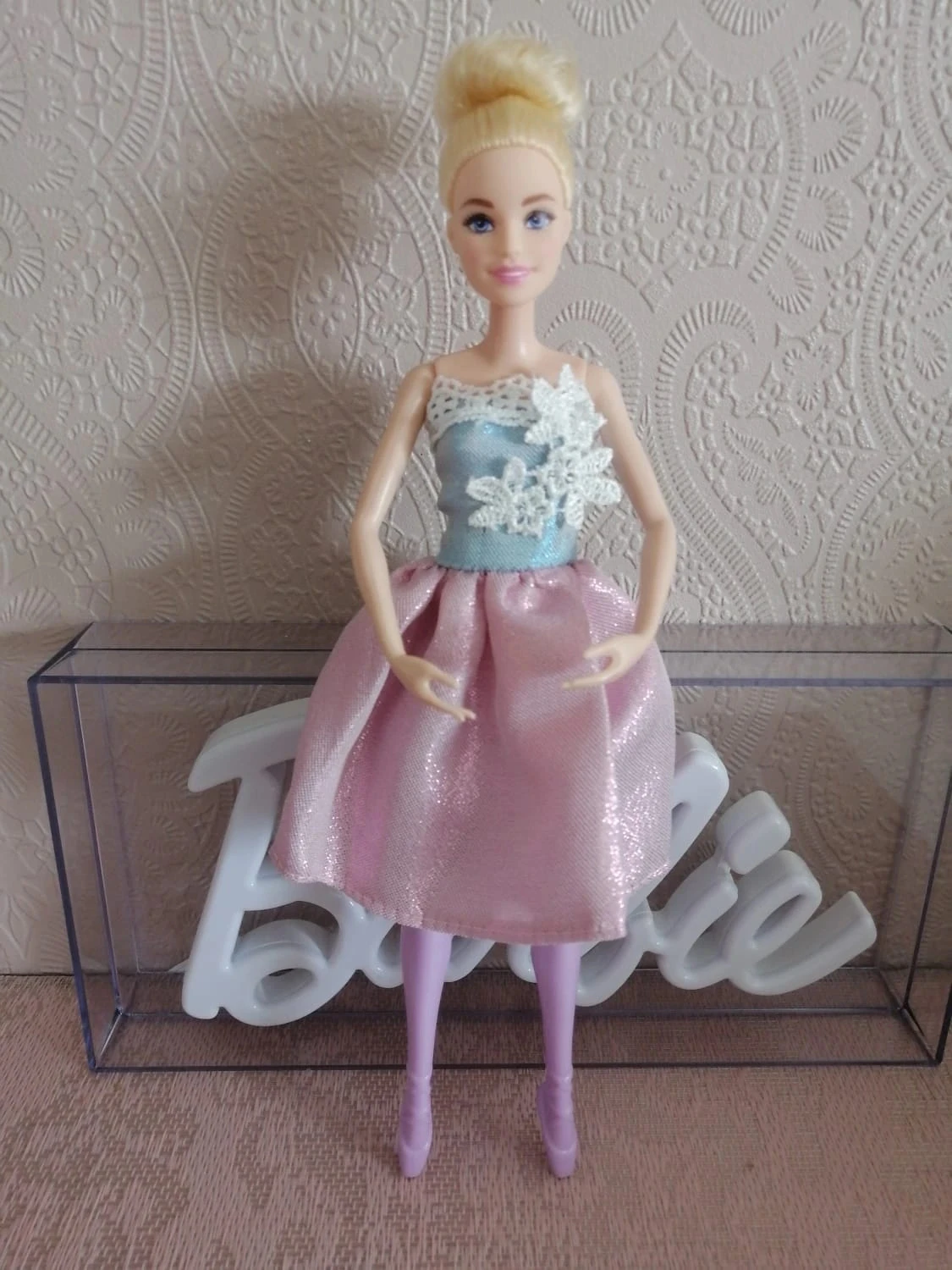 Barbie Ballerine blonde en robe rose et bleue